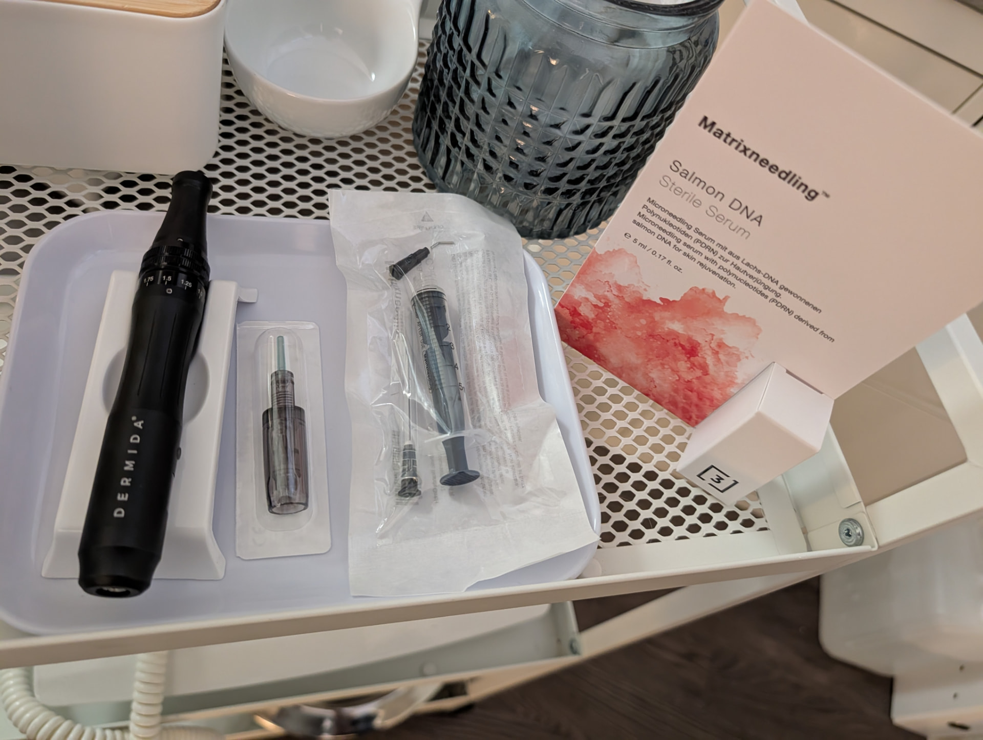Behandlungswagen mit Microneedling-Gerät und Salmon-DNA-Serum